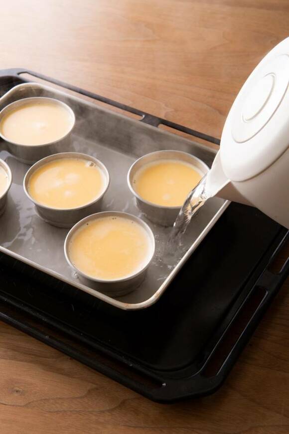 熱湯をバットに注ぎ入れる