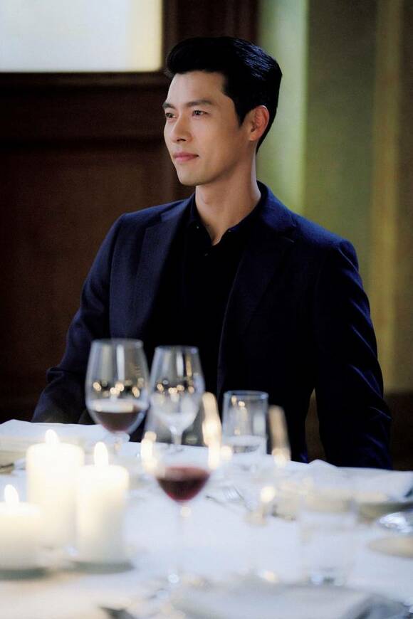 男性とワイングラス