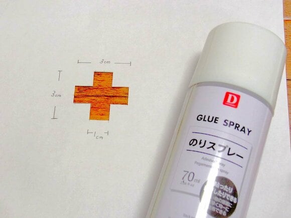 紙の裏にのりスプレーを塗布