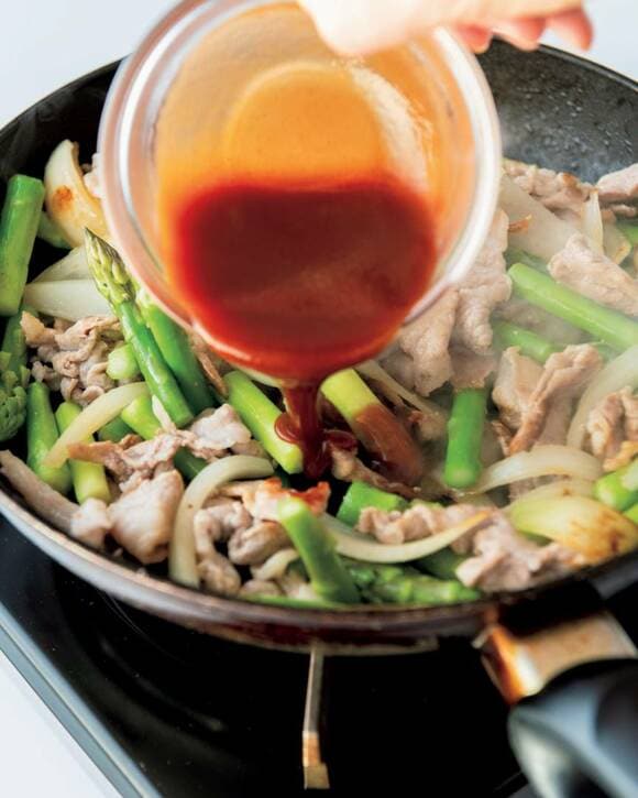 洋の黄金比ダレを加え、炒め合わせる