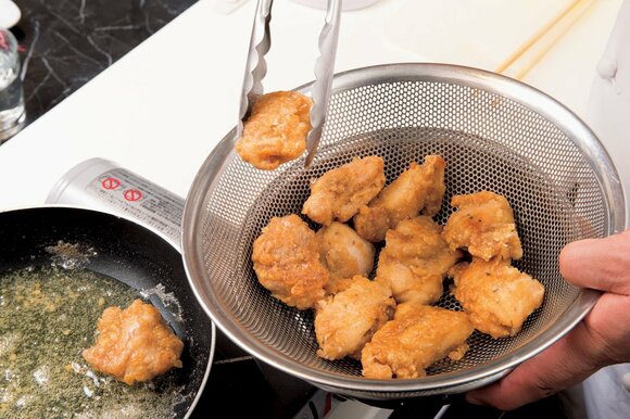 鶏肉を3個ずつ戻し入れ、返しながら1分、肉に揚げ色がついたら引き上げて油をきる。残りも同様にする