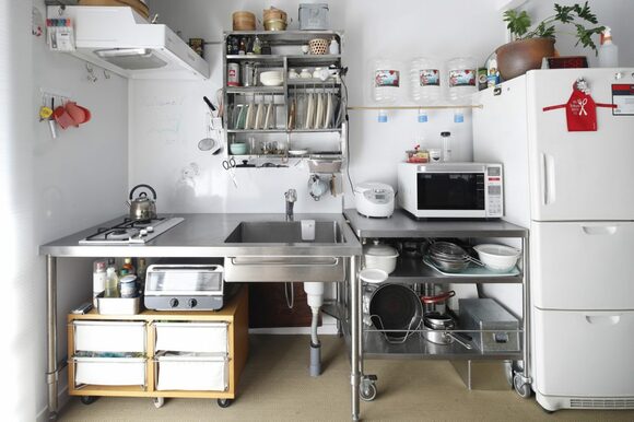 シンプルなステンレスキッチンを楽しくカスタマイズ