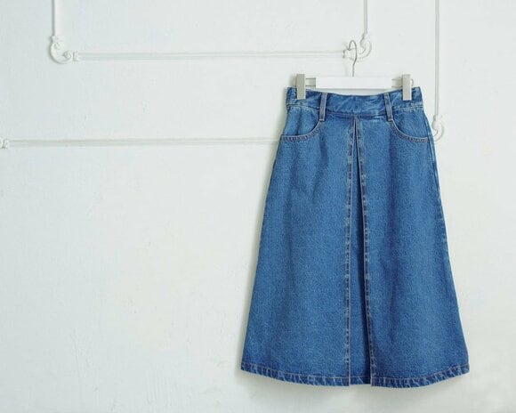 シンプルスタイルをガーリーに味つけるボックスプリーツ