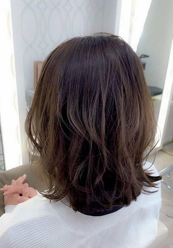 セミロングヘア女性後ろ姿