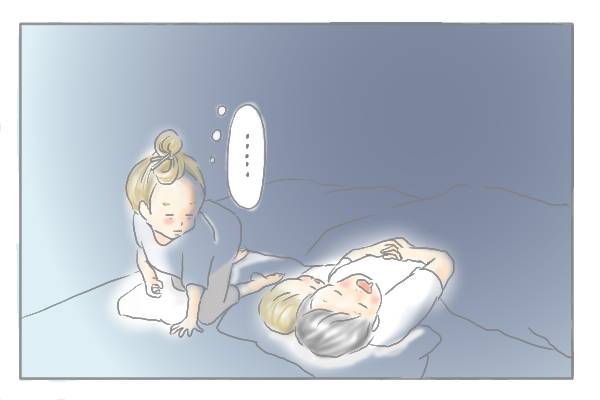 布団で寝ている子どもと夫