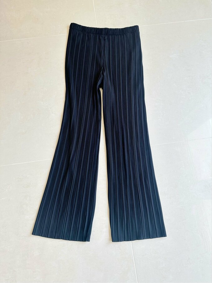プリーツストレートパンツ