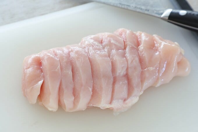 鶏胸肉を切る