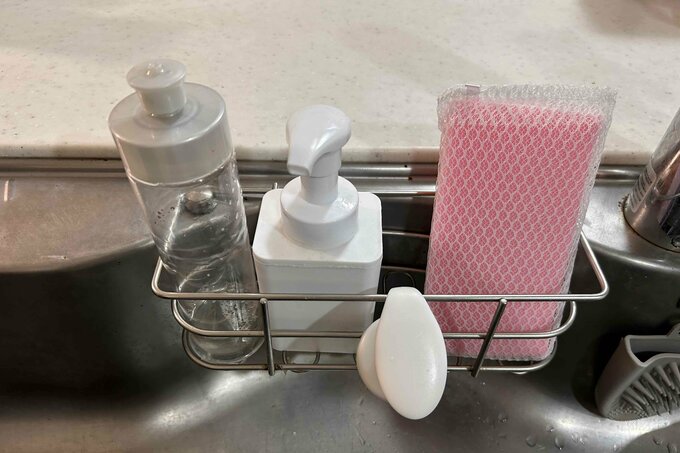 ハンドソープボトルを置いたキッチン