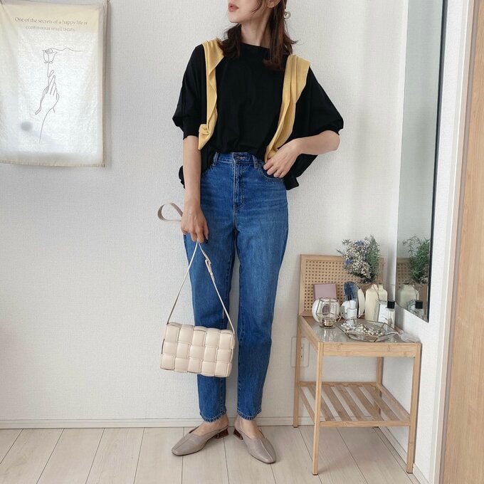 イエローをシンプルコーデの差し色に