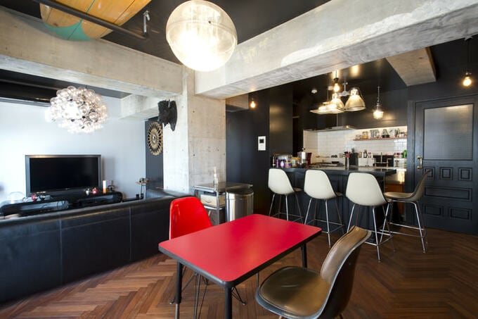 マンションリノベ事例 こだわりの家具と照明が映える 黒 コンクリートの空間 Esseonline エッセ オンライン マンションリノベ事例 こだわりの家具と照明が映える 黒 コンクリートの空間 Esseonline エッセ オンライン