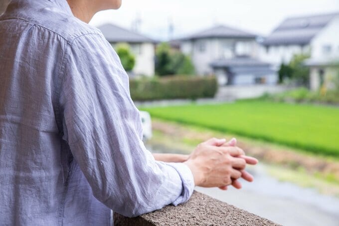 外を眺める男性