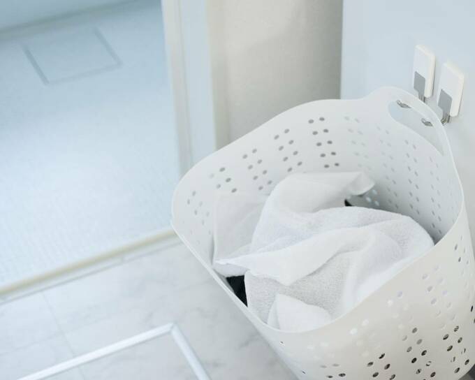 洗濯機にマグネットフックをつけカゴを引っかける