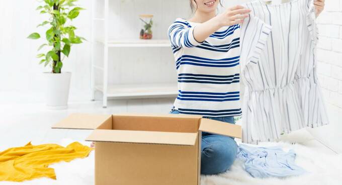 段ボールから衣類を取り出す様子