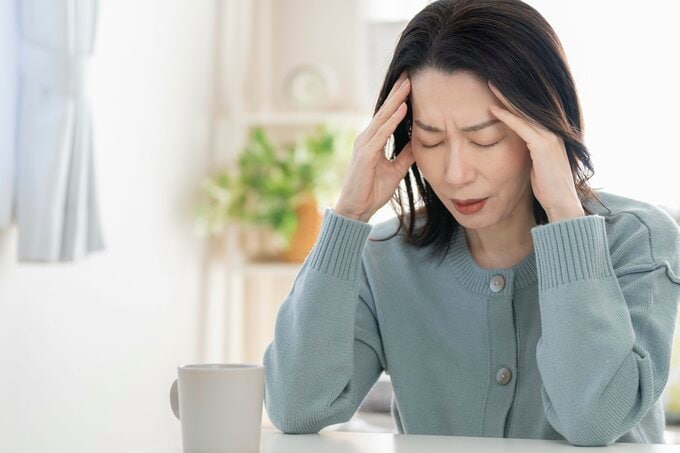 頭痛に悩む女性