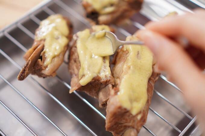 お肉にソースをぬる