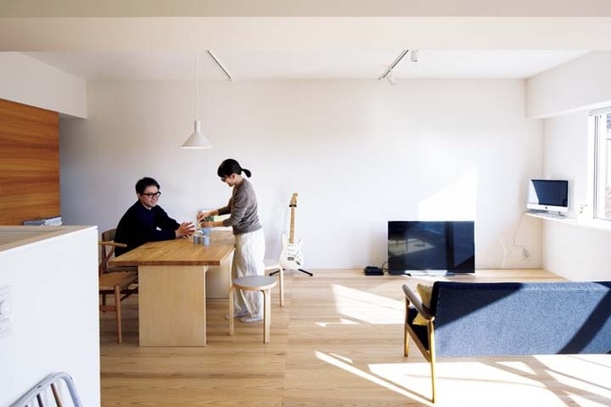 ダイニングでくつろぐ大谷さん夫妻