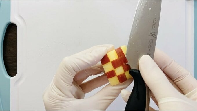 互い違いに皮をとる様子