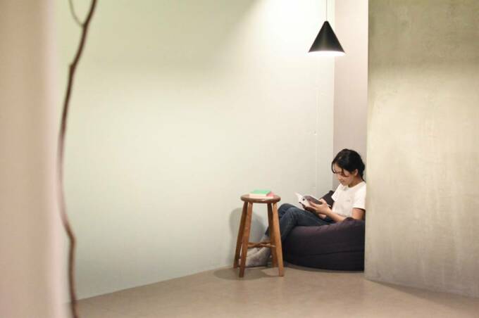 部屋の角に女性