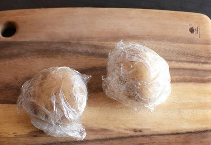 ラップで包まれたジャガイモ