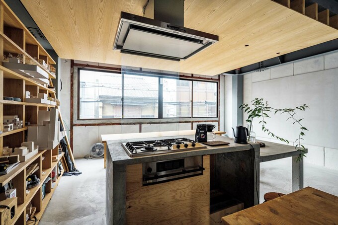 古ビルの味わいを生かした内観