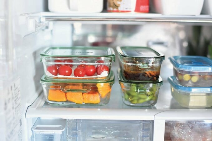 つくりおきのおかずを透明の保存容器に入れた様子