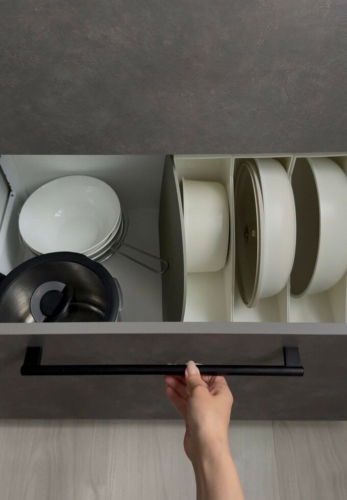 キッチン用具を収納している様子