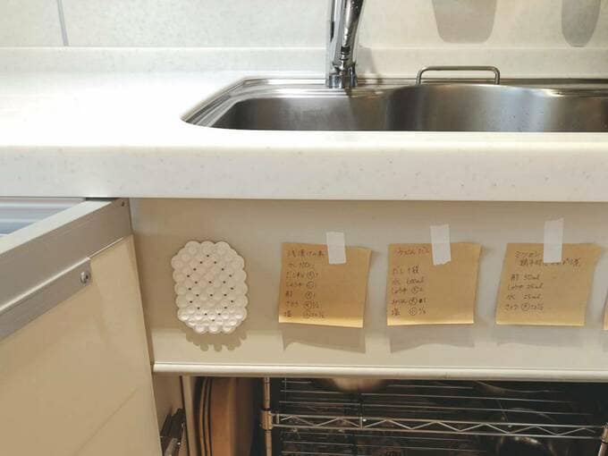 シンク真下にある収納の壁にメモ