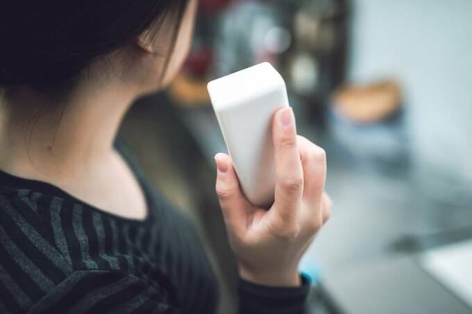 受話器を持った女性の画像