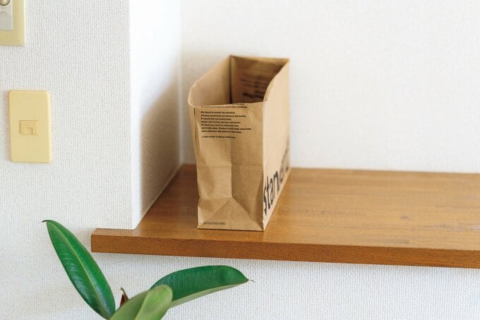 飾り棚の上に置かれた紙袋