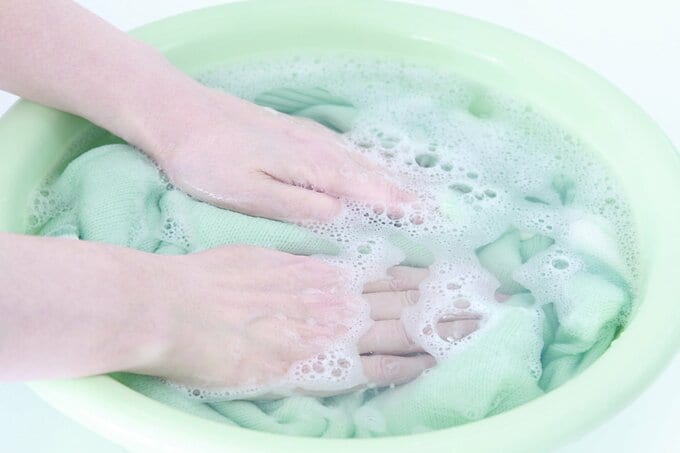 衣類を手洗いしている画像