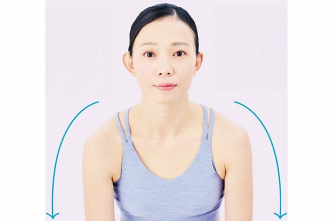 筋が丸まっている女性