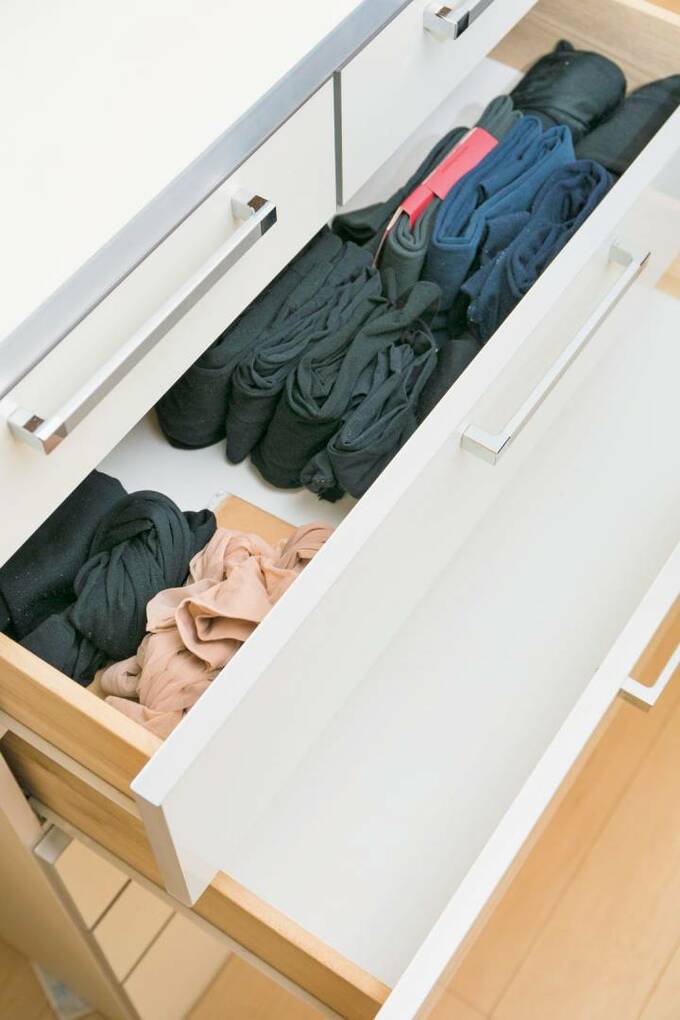引き出しに黒目の衣類