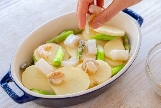 シーフードミックスを載せる