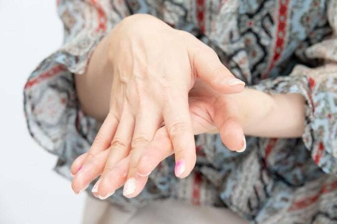 指と指の間ワックスをのばす