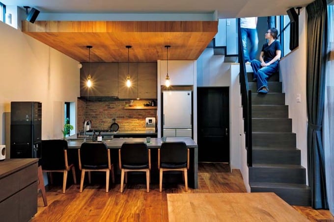 2階につながるキッチンとダイニング