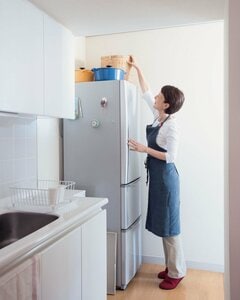 保存容器はフタとセットにし、カゴにまとめて