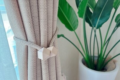 220円の「カーテンタッセル」がかわいい。マグネット式でピタッとくっつく