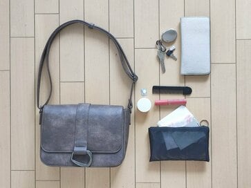 40代からは「バッグの軽量化」。中身を減らしてミニバッグでラクになる