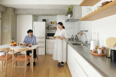 【マンションリノベ事例】50㎡でもキッチンを壁にまとめて広々LDKを実現！2匹の猫も大喜び