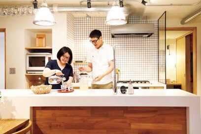 【マンションリノベ事例】オープンキッチンを中心に回遊できて快適！シアターになる寝室がある家