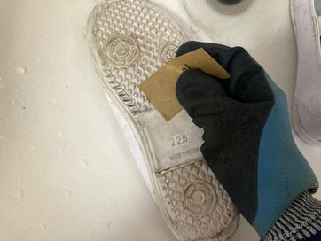 100円グッズで子どもの上履きがピカピカに！4分で汚れが消える