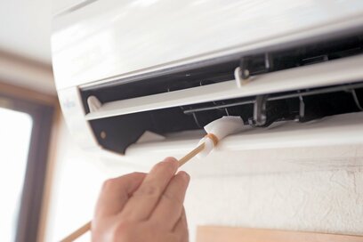 掃除のプロが教えるメラミンスポンジの実力とは？この時期はエアコンにも