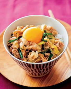 速攻でつくれて食も進む！豚バラ卵黄スタミナ丼