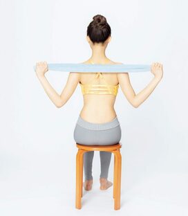 タオルやペットボトルで！10歳若い後ろ姿になる家エクササイズ