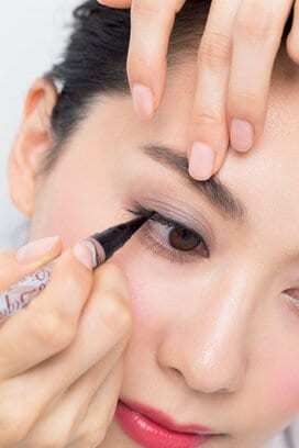 旬の赤リップ！老け顔にならないためのポイントは唇以外のパーツにあり！