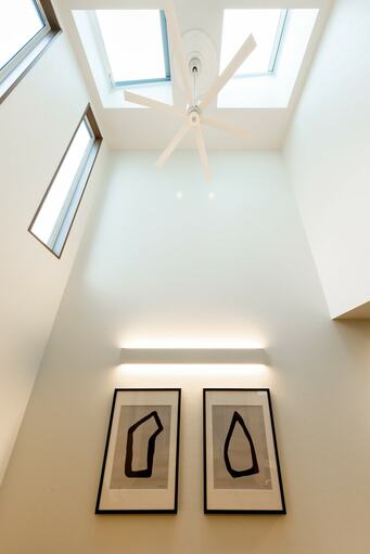 シャープなデザインのシーリングファン