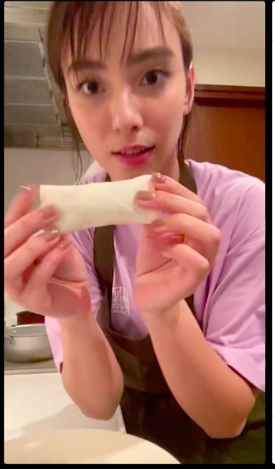 食材を持つ女性