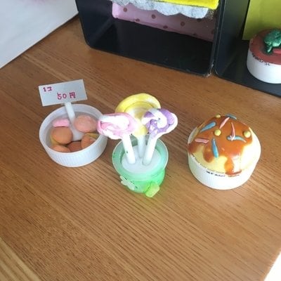 粘土で作ったキャンディなど