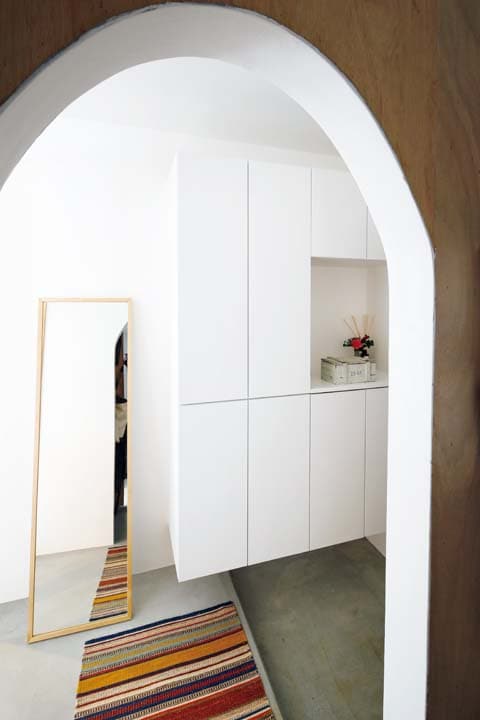 白い靴収納を設けた玄関