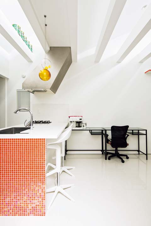 ダイニングテーブルを兼ねたキッチン